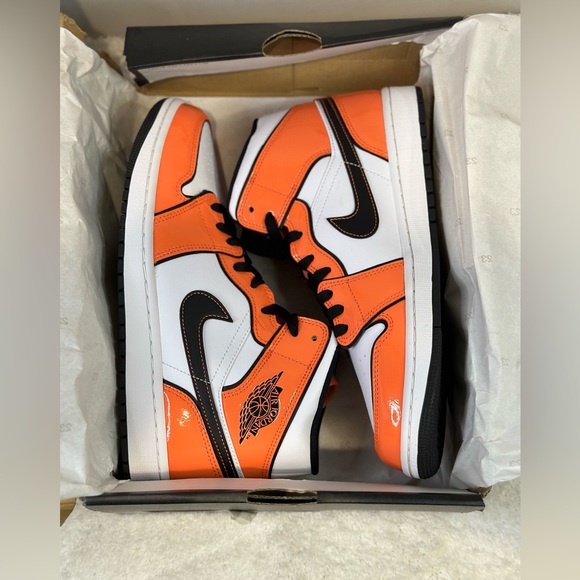 Air Jordan 1 Mid SE - Picture 10 of 14